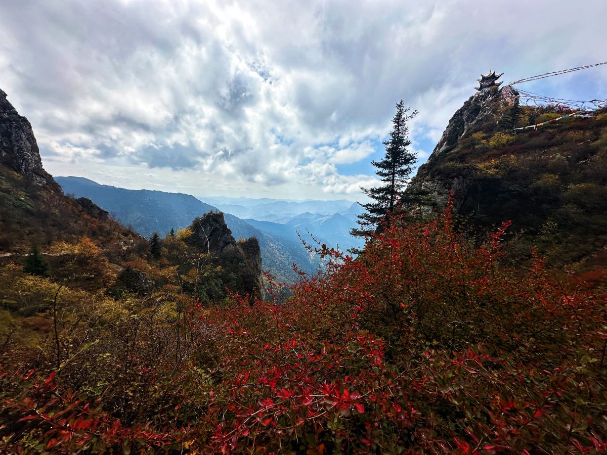 位于甘肃康乐、临潭、卓尼、渭源和临洮五县交界处的莲花山秋景 摄影师/何志敏
