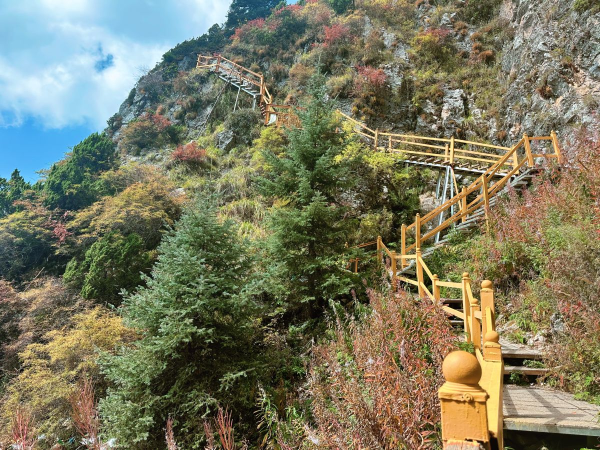 位于甘肃康乐、临潭、卓尼、渭源和临洮五县交界处的莲花山秋景 摄影师/何志敏