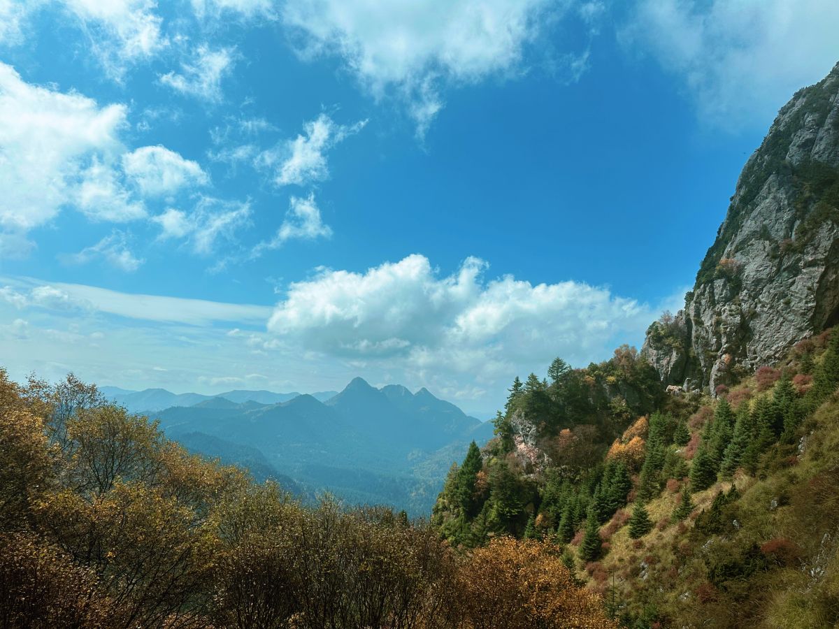 位于甘肃康乐、临潭、卓尼、渭源和临洮五县交界处的莲花山秋景 摄影师/何志敏