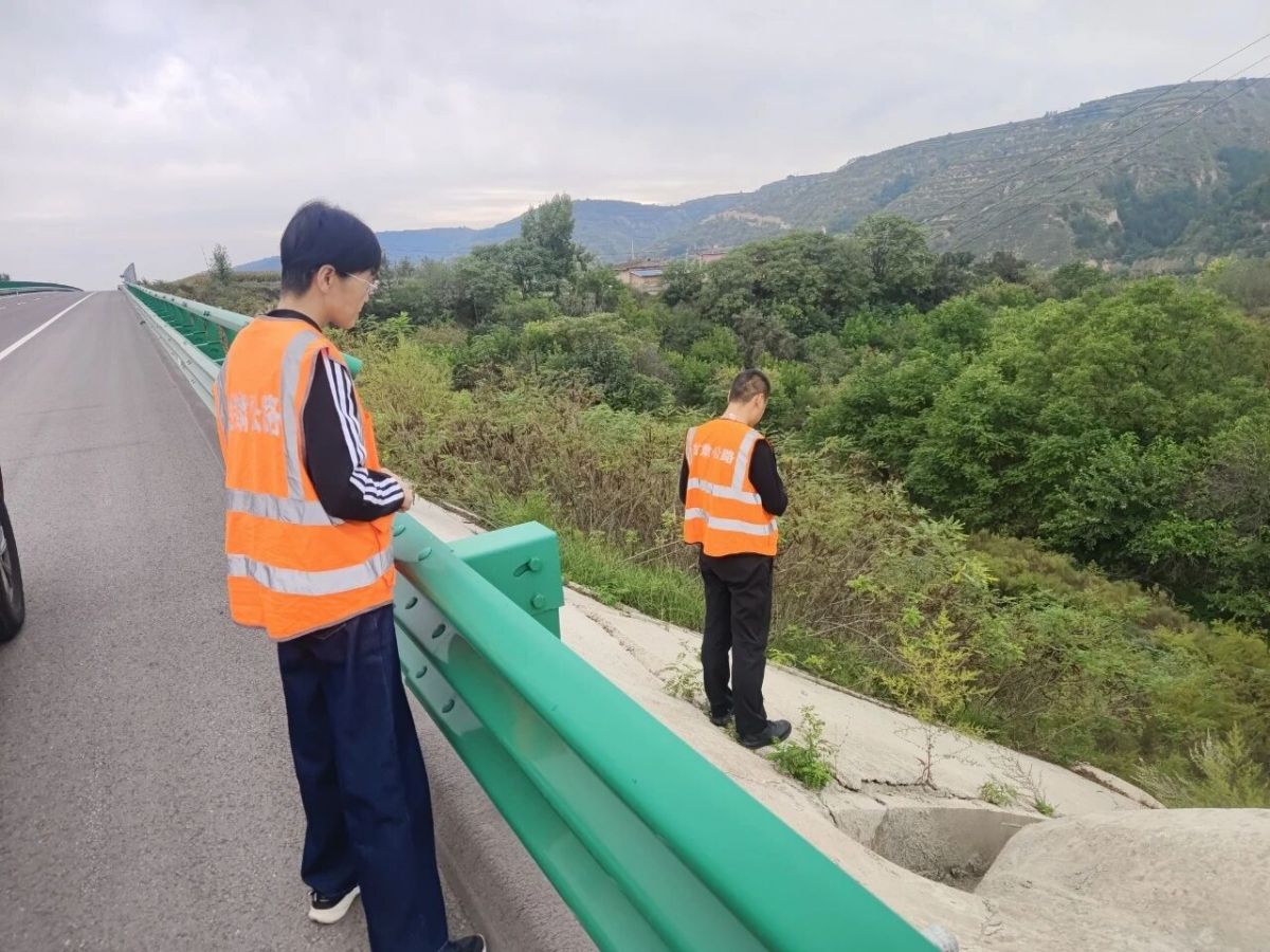 高速公路养护所全力护航国庆出行高峰