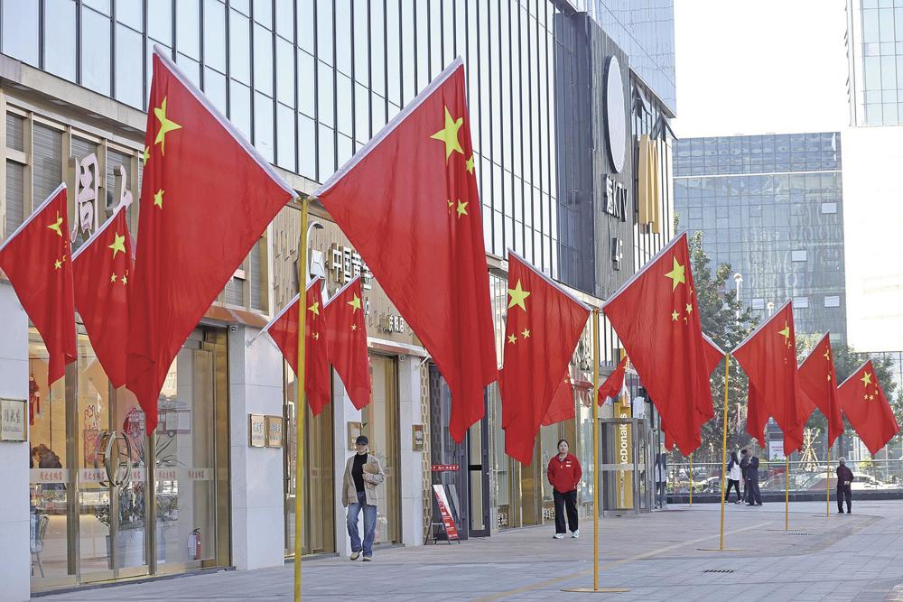 西峰区街道悬挂起五星红旗,营造出浓厚喜庆的节日氛围。 庆阳融媒记者 盘小美 摄
