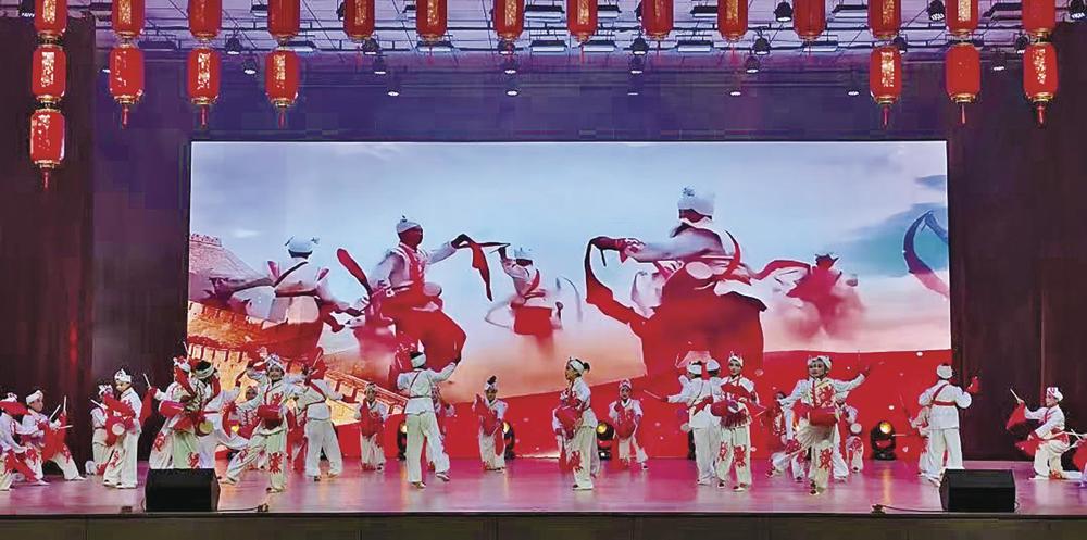 日前,镇原县举办“家国共团圆 礼赞新中国”庆祝中华人民共和国成立77周年文艺晚会。图为舞蹈《丹花颂盛世》。 庆阳融媒记者 白勇涛