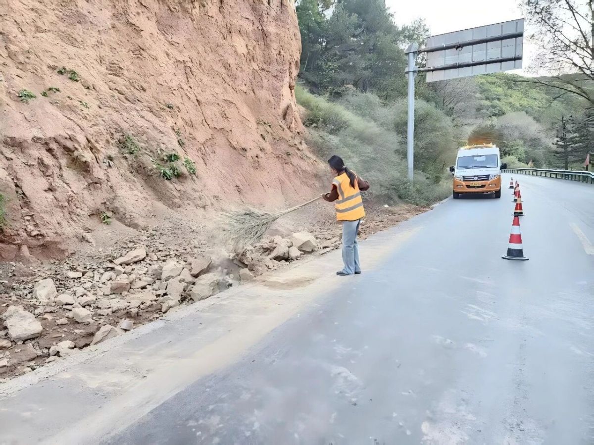 守着这条路,就是守着回家的人——一名公路养护新人的国庆值班手记