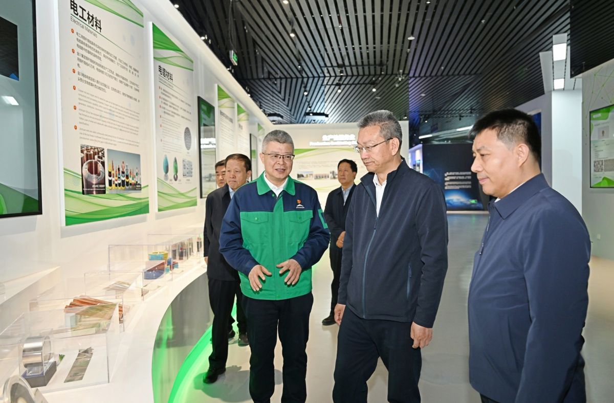 孔绍逊来到金川科技馆,详细了解金川集团的发展历史、基本情况和产品研发。他指出,要牢记习近平总书记殷切嘱托,瞄准世界科技前沿领域,持续深化改革,强化科技创新,做大做强优势产业,持续增强保障国家战略性矿产资源和产业链供应链安全的核心功能,加快建设具有全球竞争力和影响力的世界一流企业。要从因矿兴企、因企设市的实际出发,坚持市企携手发展,融合一体抓项目促投资、抓招商延链条、抓园区聚集群、抓创新育动能,加力推动市企融合向更深层次、更宽领域拓展。相关方面要全力支持企业健康发展。