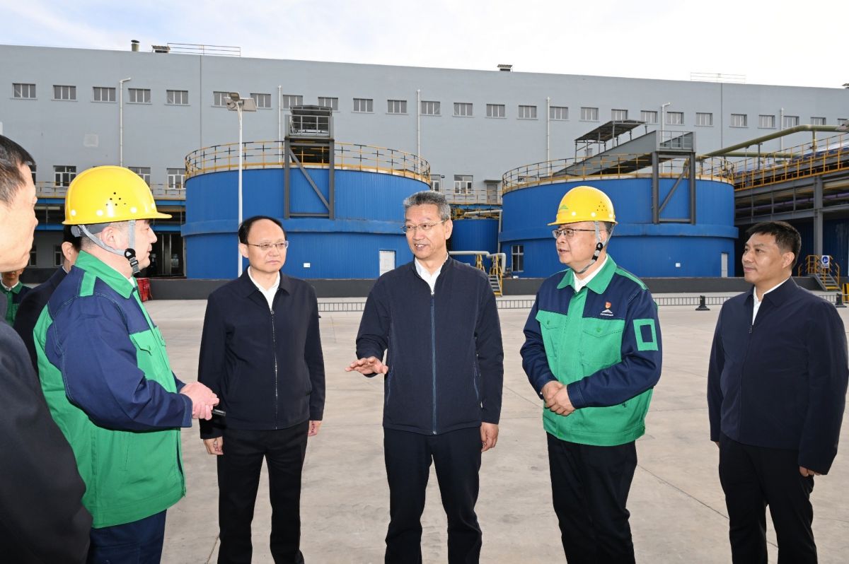 在金川集团二厂区、甘肃能化金昌能源化工开发有限公司,孔绍逊实地调研企业科技创新、精深加工、集群发展、产业转型和延链补链等情况。他强调,要加快推动科技创新和产业创新深度融合,锚定高端化、智能化、绿色化方向,用新技术改造提升传统产业、培育壮大新兴产业,发挥链主企业带动作用、集聚效应,不断增强产业链韧性和产业竞争力。要把安全生产工作摆在更加突出的位置,严格落实安全生产责任制,强化安全生产培训和日常监测监管,切实把安全防范措施落实到基层末梢、操作细节、岗位个人,全力筑牢安全生产的坚固防线。