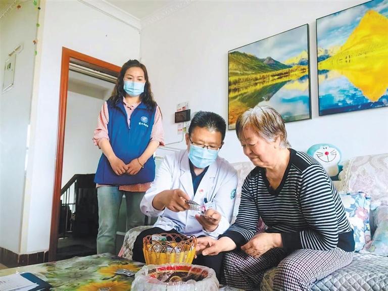 酒泉市肃州区家庭医生上门服务。(省卫生健康委供图)
