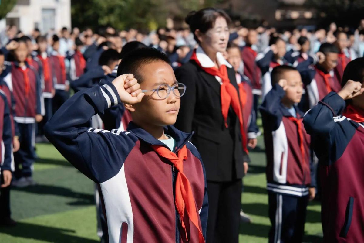 正宁县少先队建队日新队员入队仪式在宫河小学举行