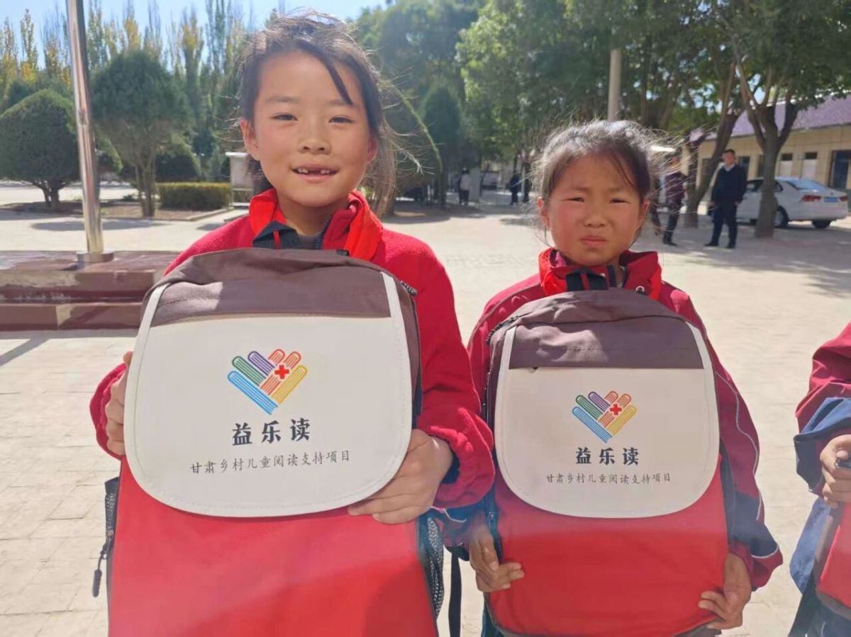 庆阳市红十字会在环县何坪九年制学校开展金秋助学活动