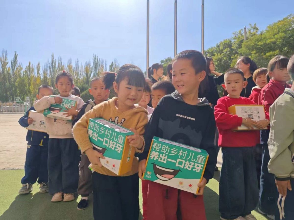 庆阳市红十字会在环县何坪九年制学校开展金秋助学活动