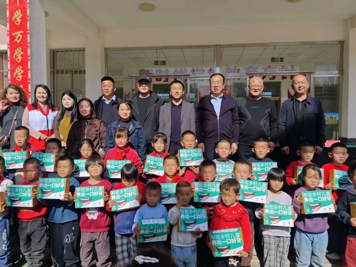 庆阳市红十字会在环县何坪九年制学校开展金秋助学活动
