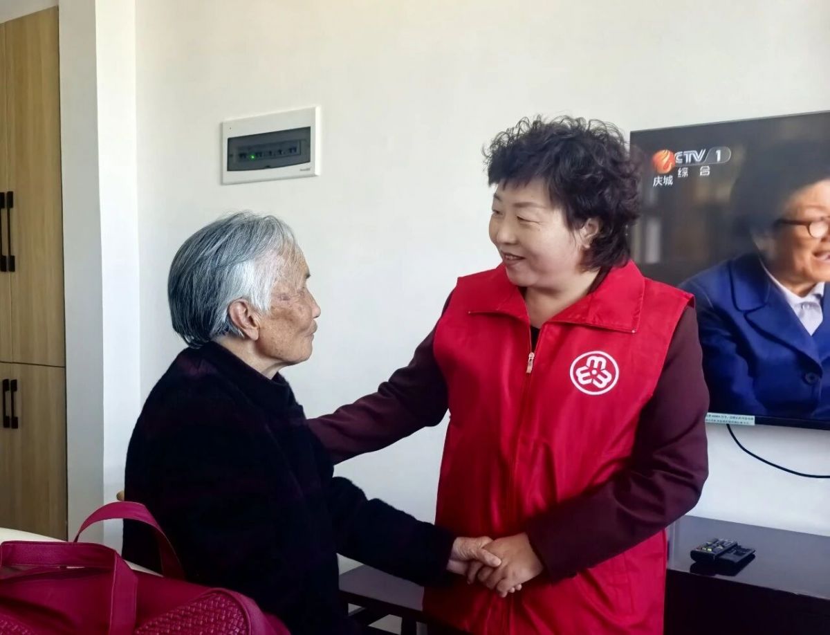 庆阳市正宁县妇联联合巾帼家政服务驿站开展重阳节敬老志愿服务活动