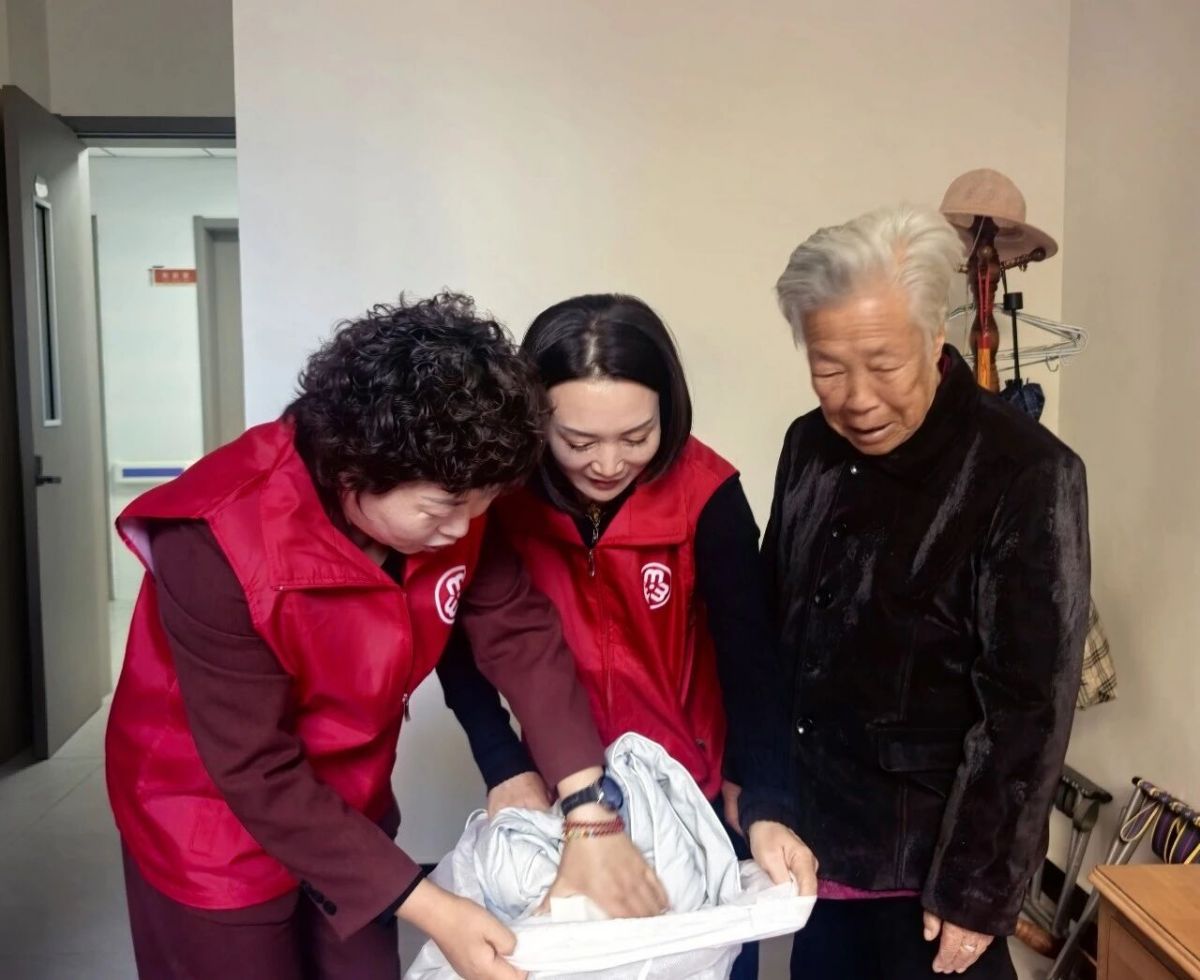 庆阳市正宁县妇联联合巾帼家政服务驿站开展重阳节敬老志愿服务活动