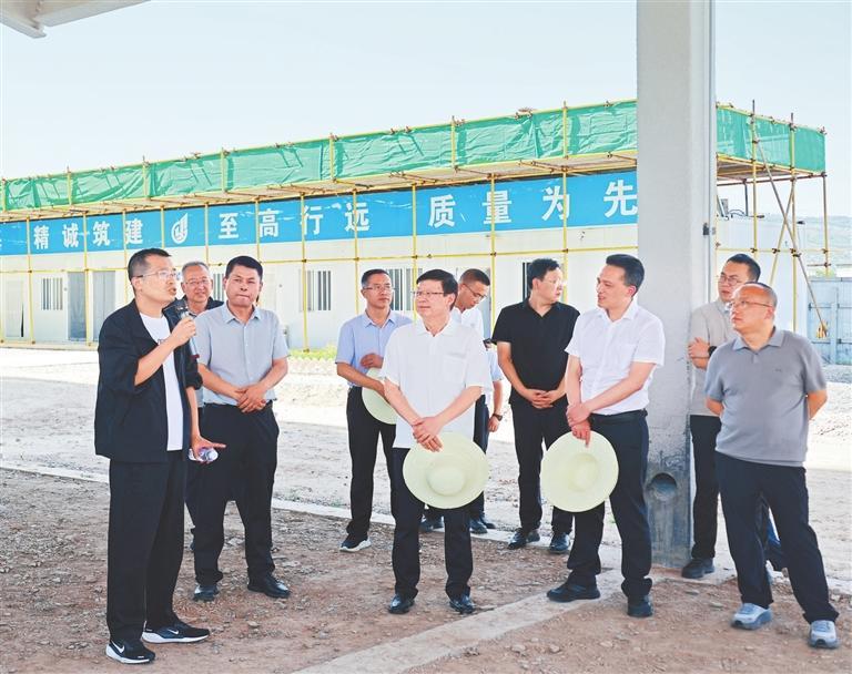 省人大常委会调研视察组查看秦安县公共实训基地项目建设情况。（通讯员瞿杜熙昕）