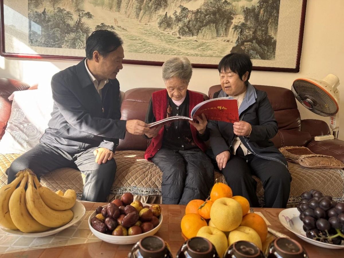 银辉映法徽 重阳叙初心—庆阳中院开展重阳节走访慰问活动