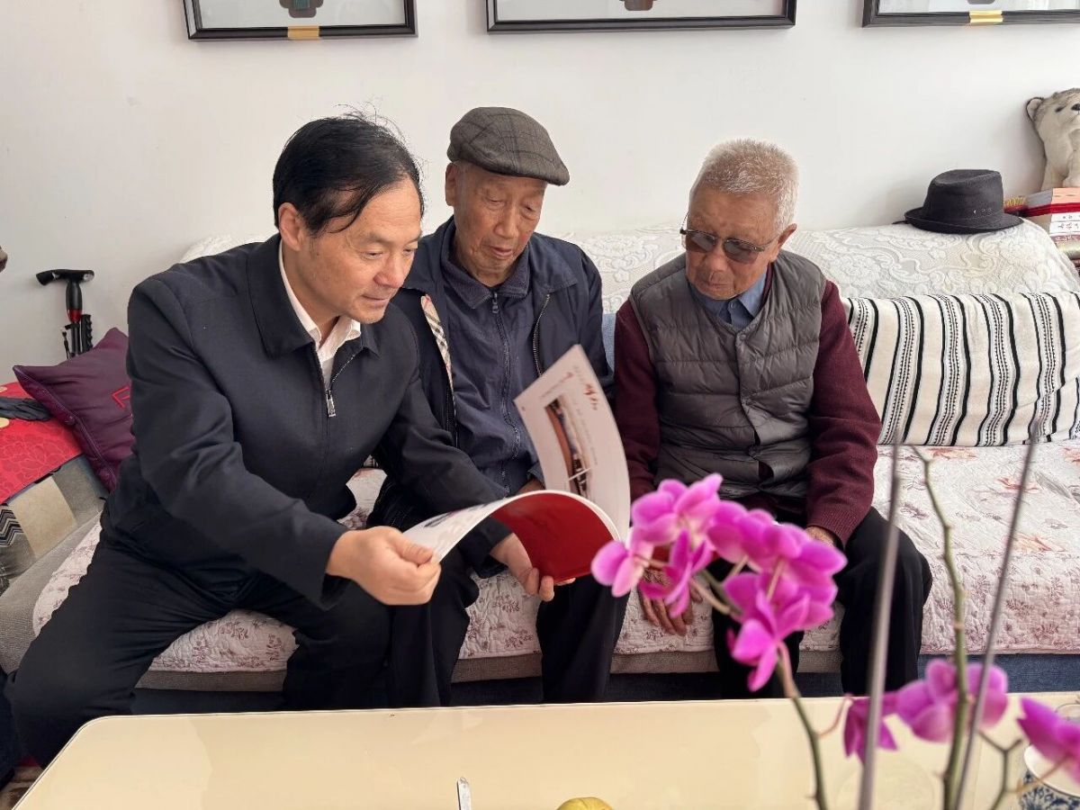 银辉映法徽 重阳叙初心—庆阳中院开展重阳节走访慰问活动