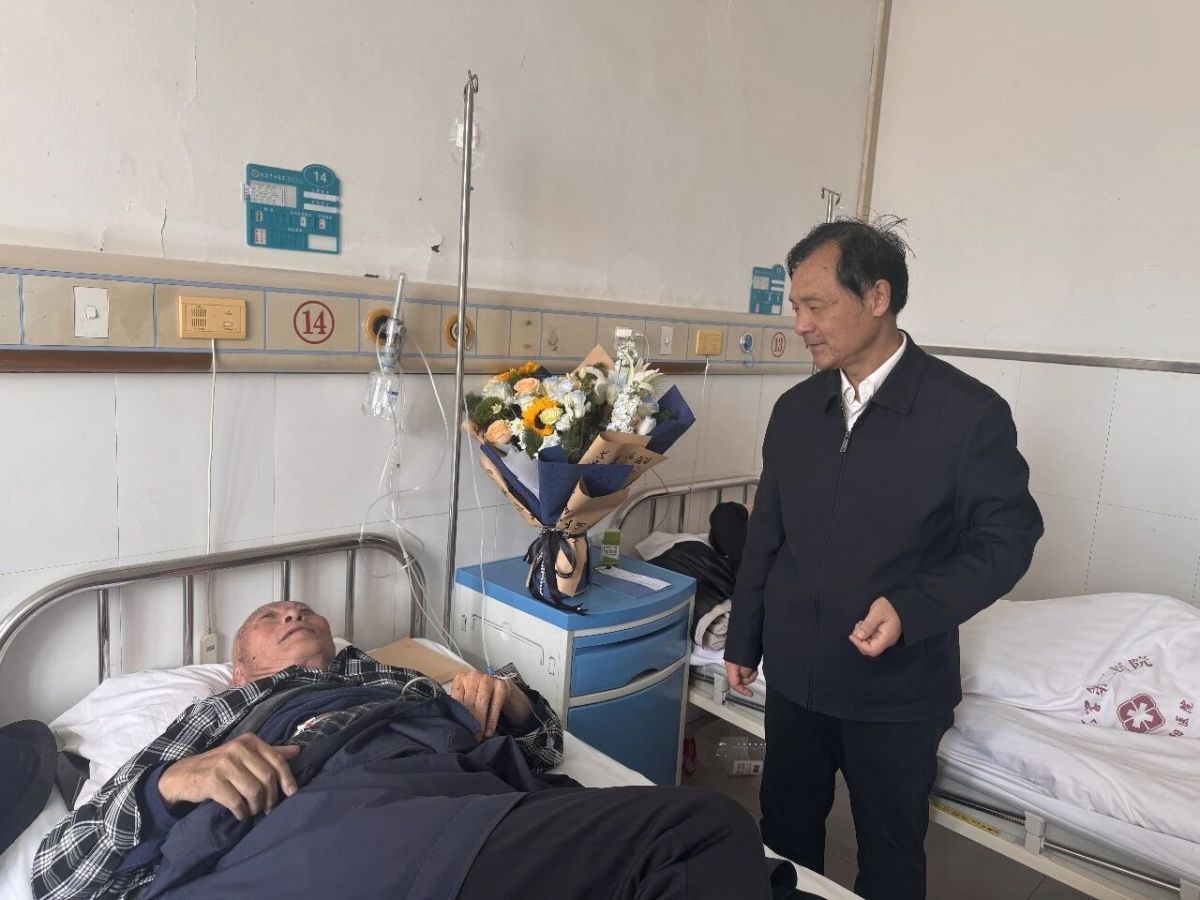 银辉映法徽 重阳叙初心—庆阳中院开展重阳节走访慰问活动