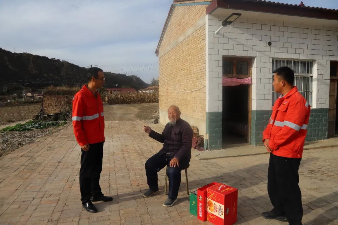 ▲华池公路段走访慰问“中国好人”杜克宽