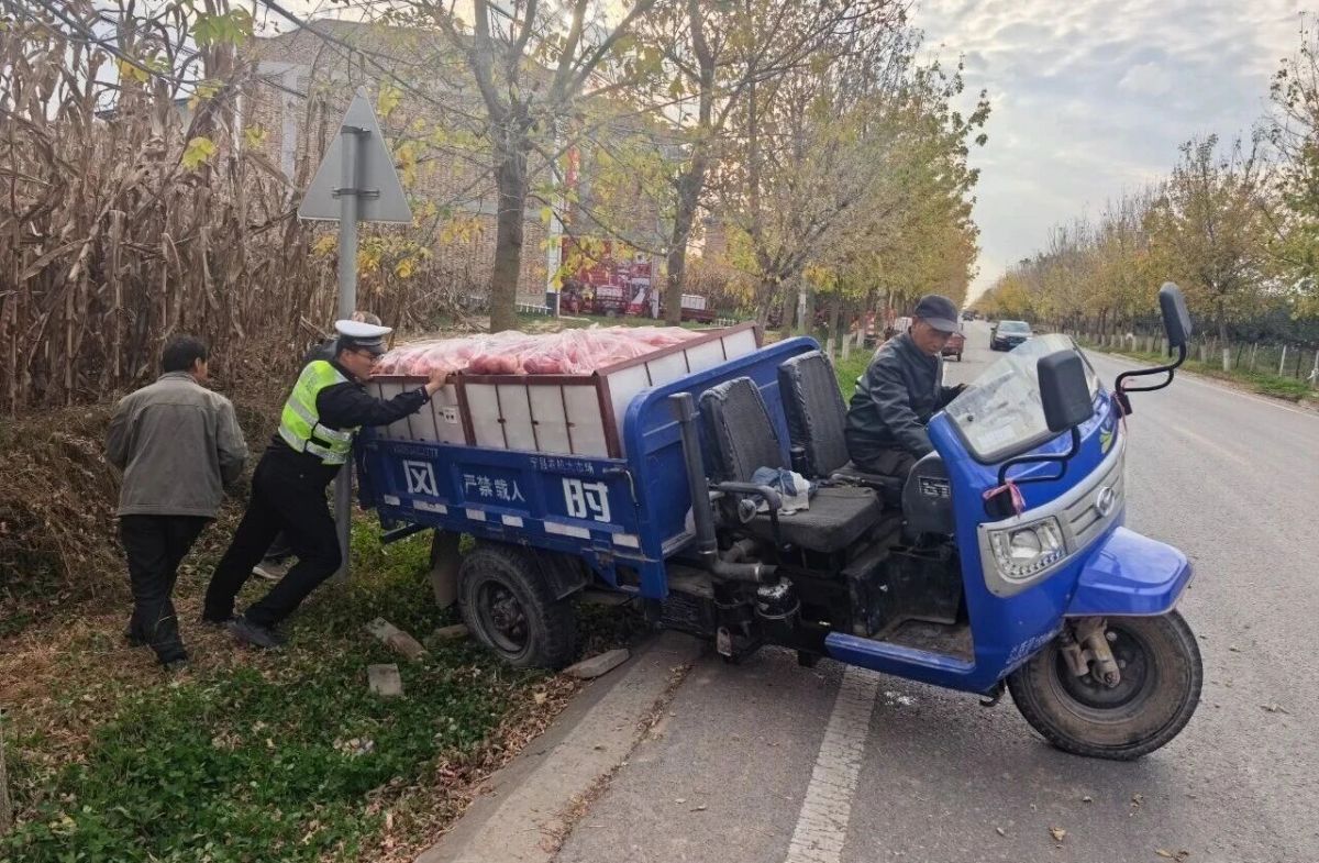 三轮车“卡”在排水渠,正宁交警这波操作获赞!