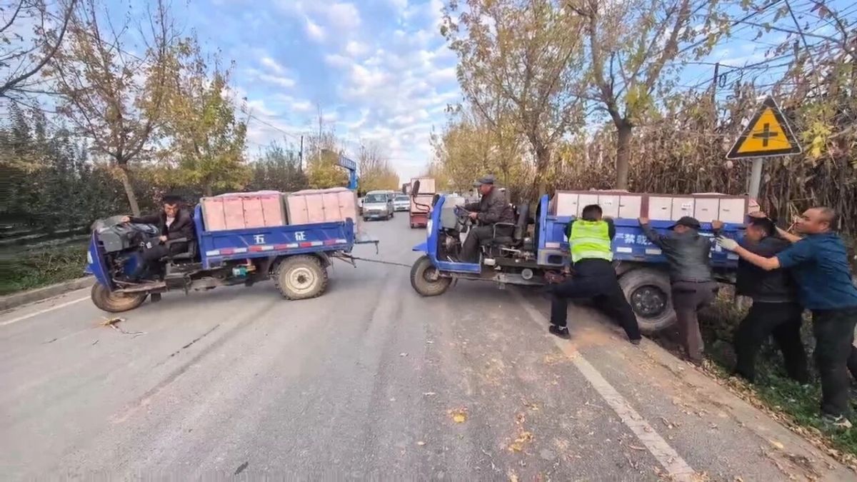 三轮车“卡”在排水渠,正宁交警这波操作获赞!