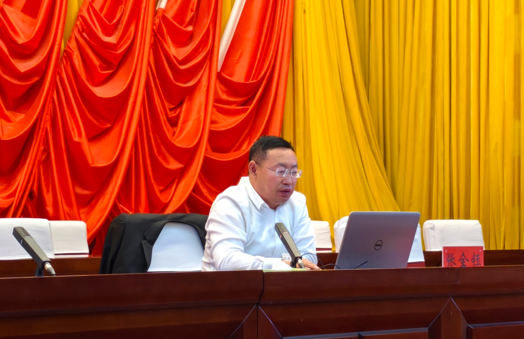 甘肃南梁干部学院副院长张全钰围绕“注重调查研究,做好群众工作”作专题辅导。