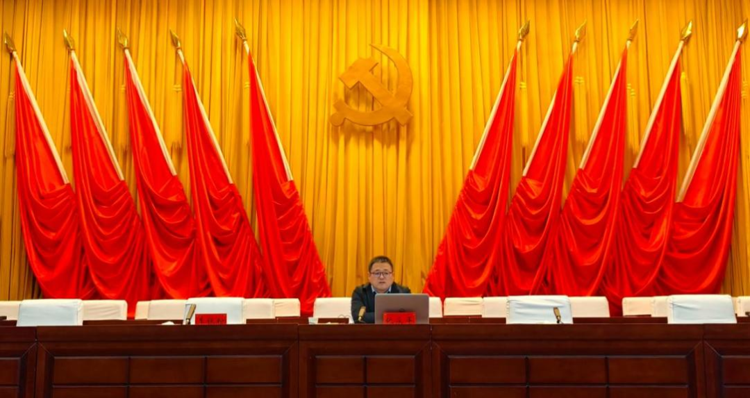 市综治中心油区管护和铁路护路科科长张永平围绕“提升网格服务效能,打击涉油违法犯罪,全面维护社会稳定”作专题辅导。