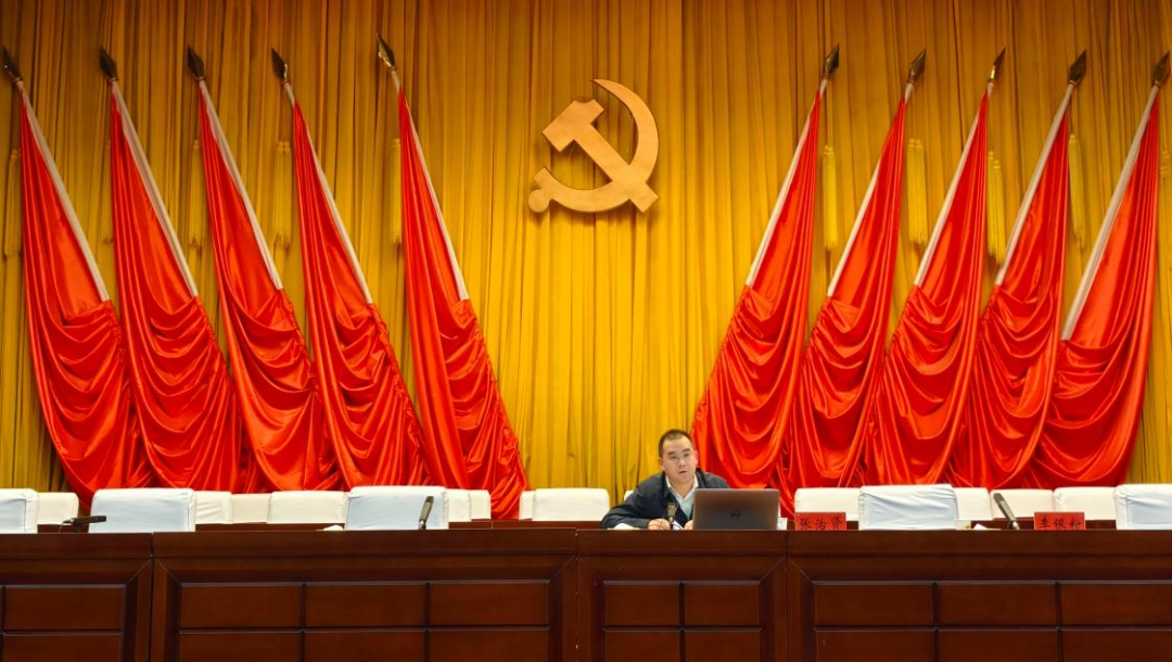 市委政法委张治贤围绕践行网上“枫桥经验”,网格员如何当好基层舆情“前哨哨兵”作专题辅导。
