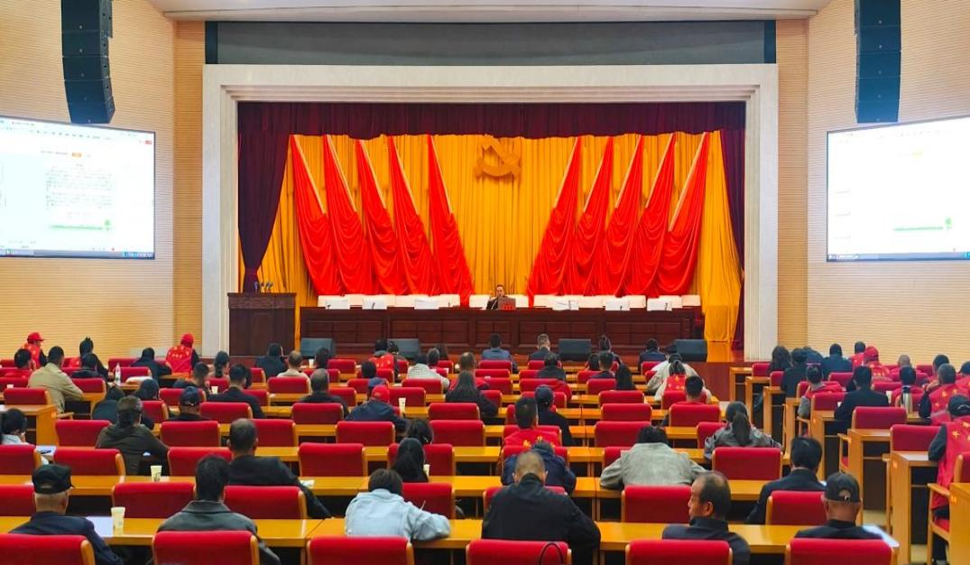县法律援助中心主任慕登荣围绕“《民法典》农村常见矛盾纠纷法律要点解读”作专题辅导。