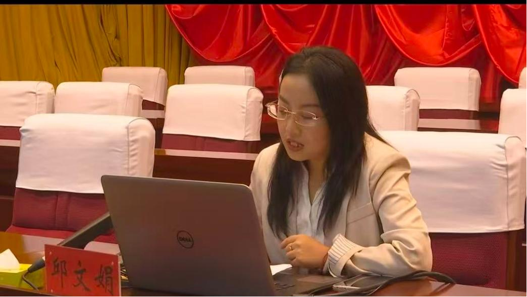 县委党校副教授邱文娟围绕“准确认识和深刻把握习近平法治思想”作专题辅导。