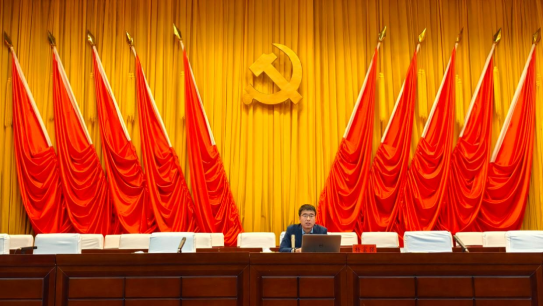 县综治中心副主任杨富强围绕“常见矛盾纠纷调处化解技巧”作专题辅导。
