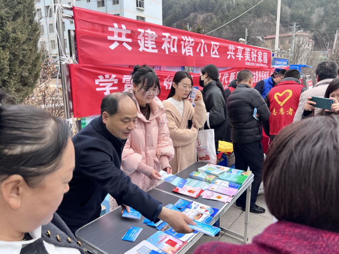 2025年3月5日,信访局全体职工在东苑小区开展志愿者活动,宣传信访工作
