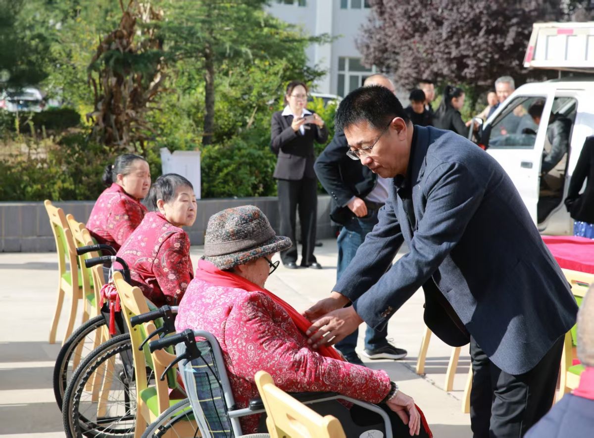 庆城县:商贤企业献爱心 重阳节走进养老服务中心开展慰问活动