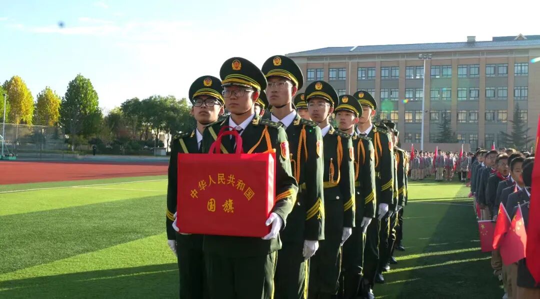 学校国旗护卫队护送天安门广场国旗入场。庆阳融媒记者 苏银忠 摄