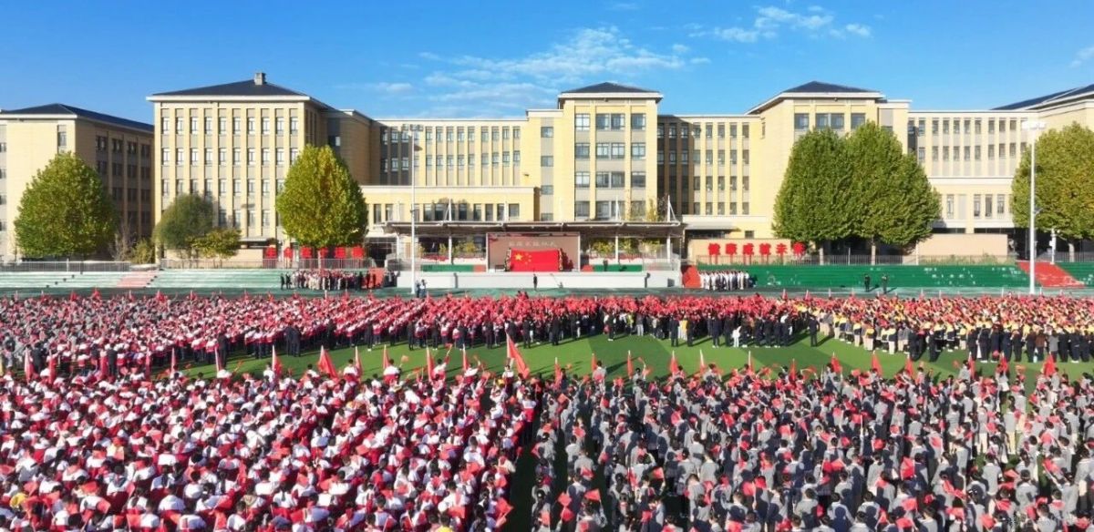 六千余名师生共同见证天安门广场国旗的交接。庆阳融媒记者 冯喜斌 摄