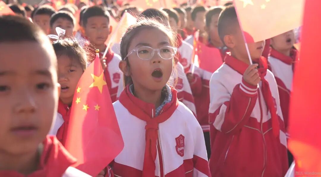 学生齐唱歌曲《红旗飘飘》。庆阳融媒记者 赵紫云 摄
