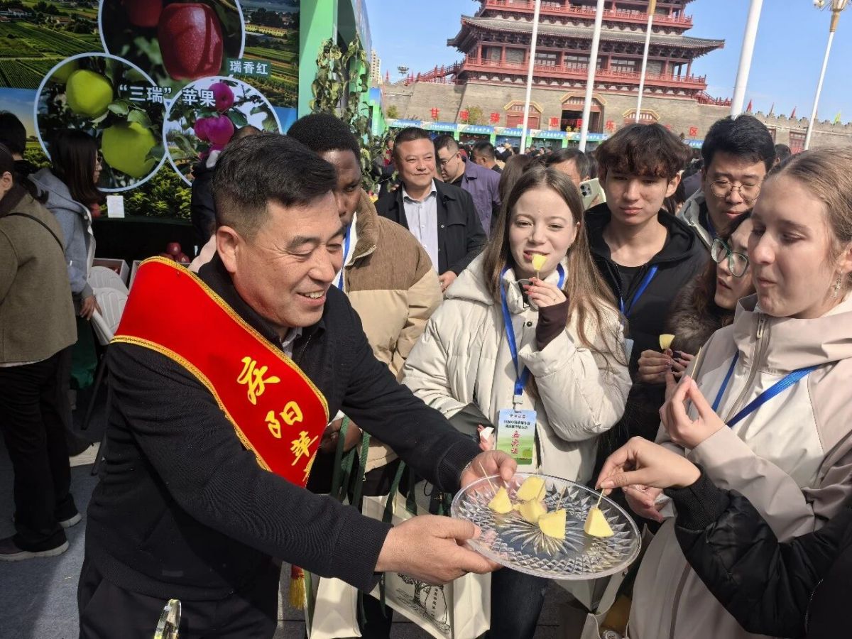兰州理工大学国际留学生参加2026中国苹果年会暨庆阳苹果大会