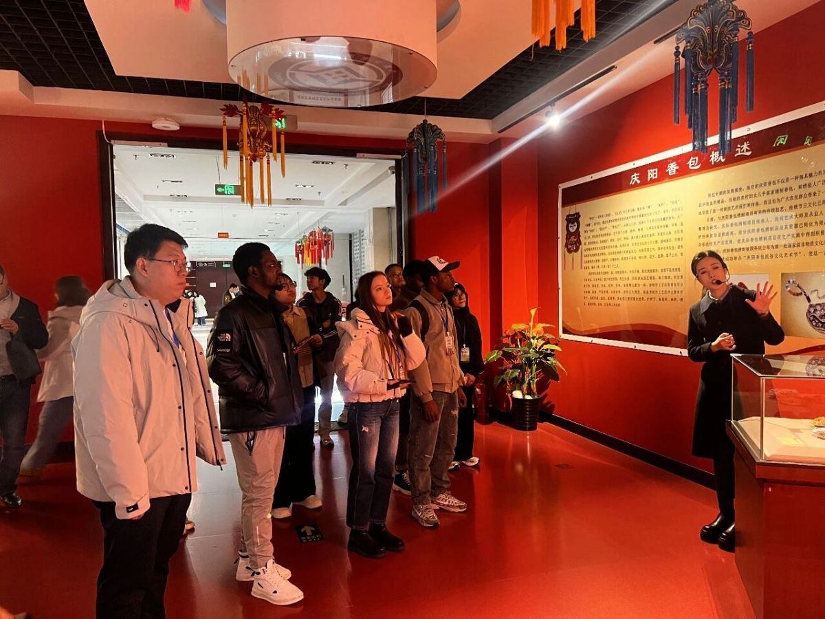 兰州理工大学国际留学生参加2026中国苹果年会暨庆阳苹果大会
