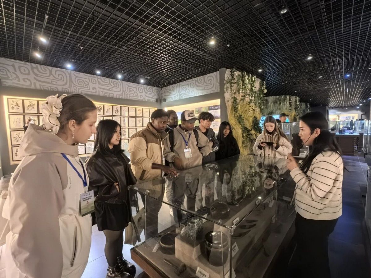 兰州理工大学国际留学生参加2026中国苹果年会暨庆阳苹果大会