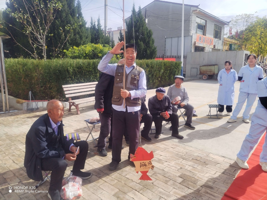 环县合道镇文明实践站、合道镇敬老院组织老人开展“钓鱼”游戏。
