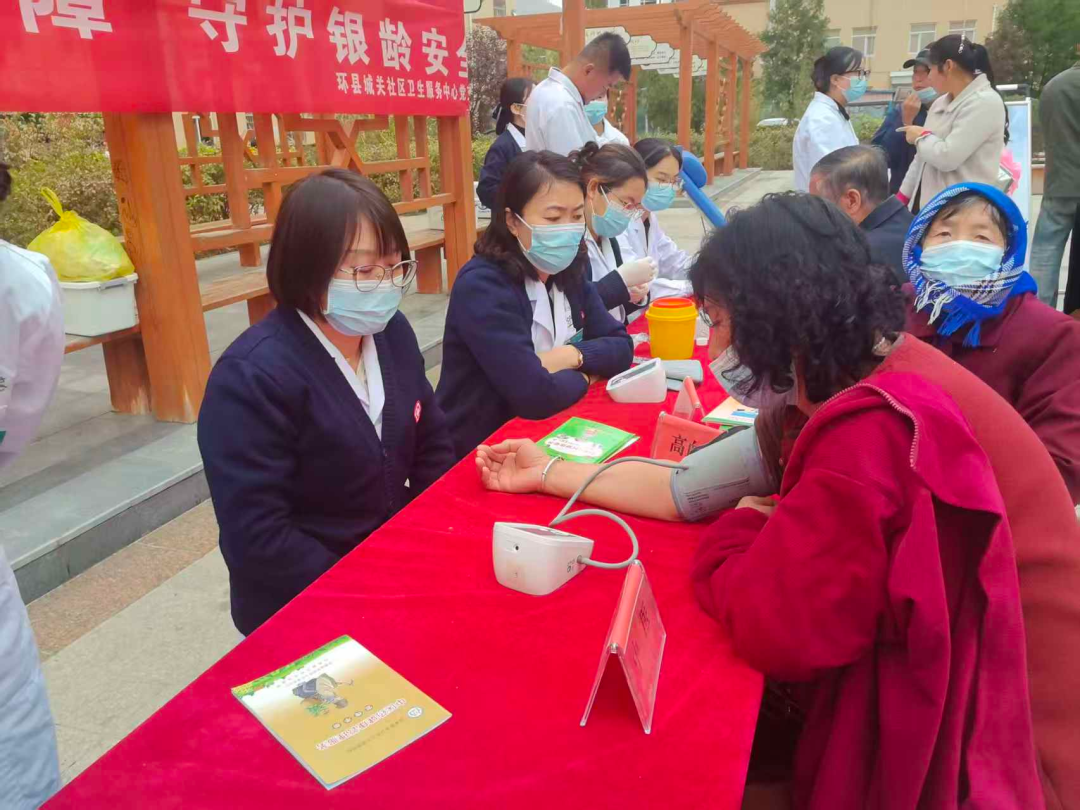 环县环城镇光明路社区文明实践站组织医务人员为老人义诊。