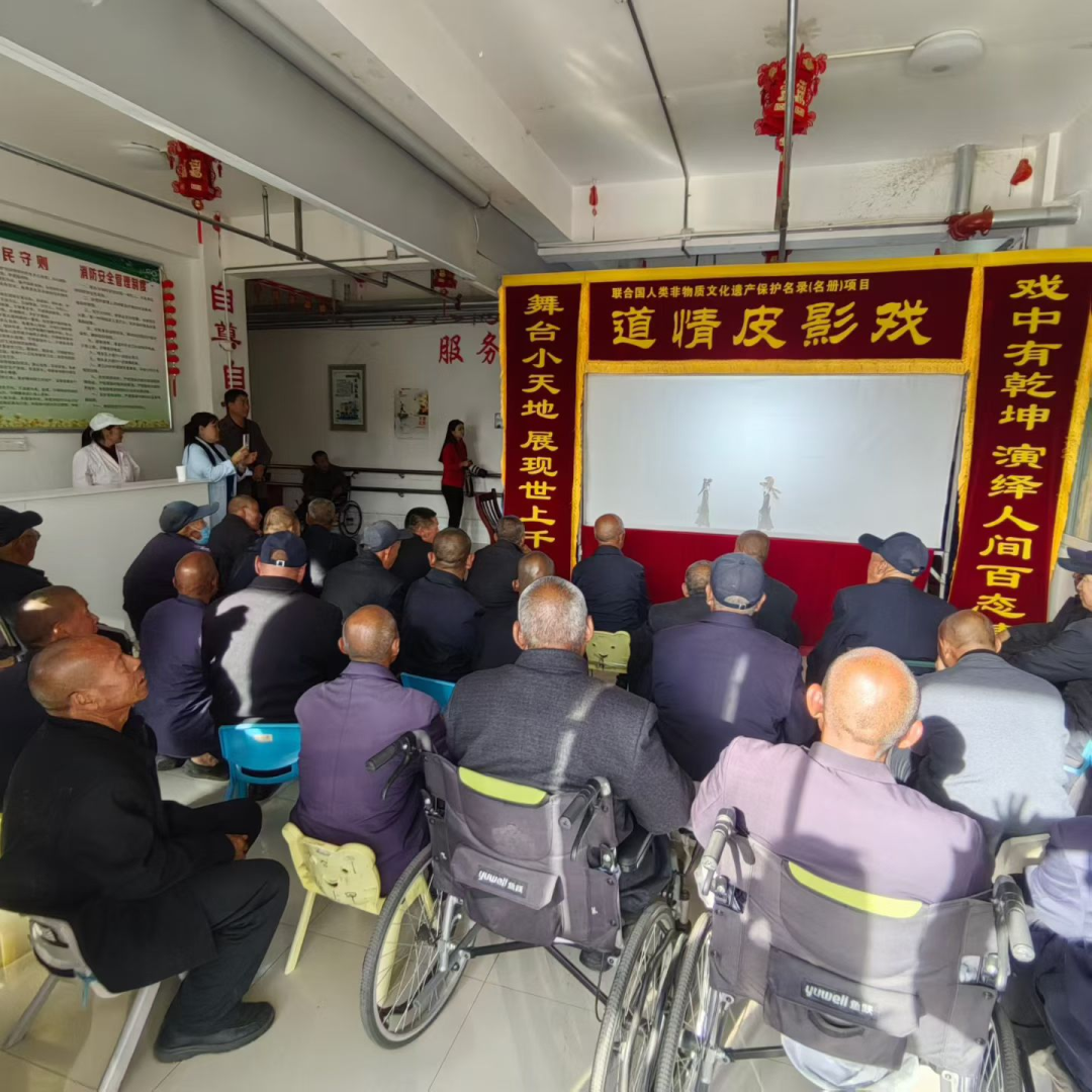 环县职专学生为县福利院老人表演皮影戏。