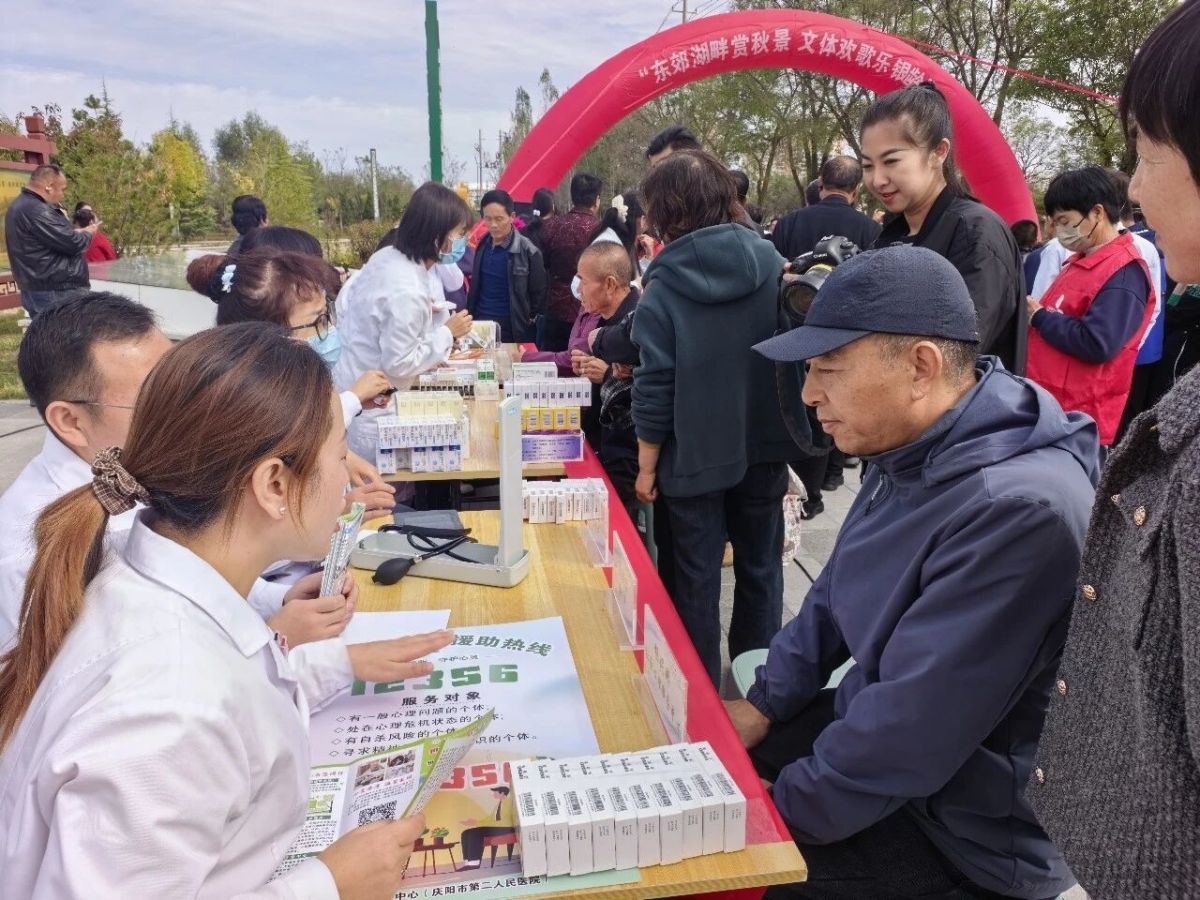 市政协民盟界别委员工作室、民盟庆阳市第二人民医院支部联合开展“同心敬老 情暖重阳”义诊活动