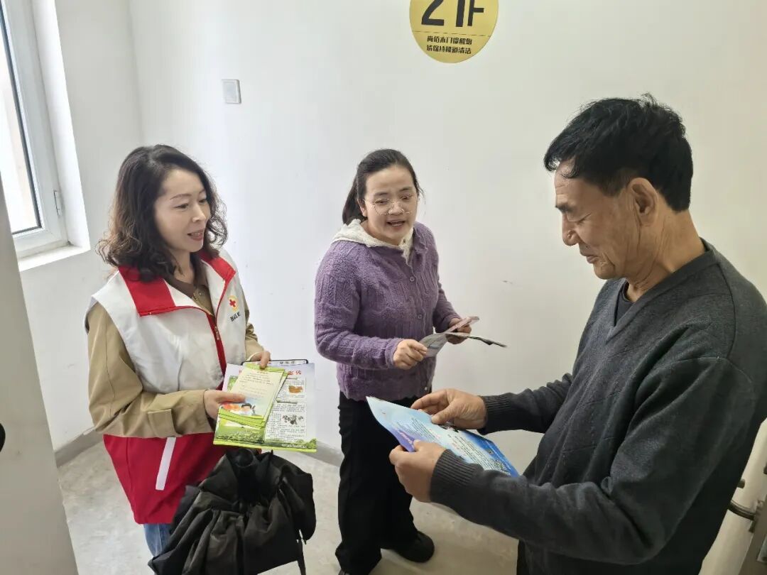 西峰区红十字会联合黄官寨社区开展创城入户宣传活动