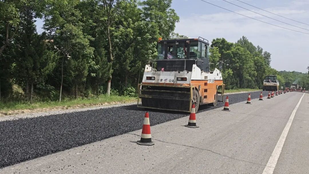 秦直道上,从石碌碡到压路机的庆阳公路养护接力