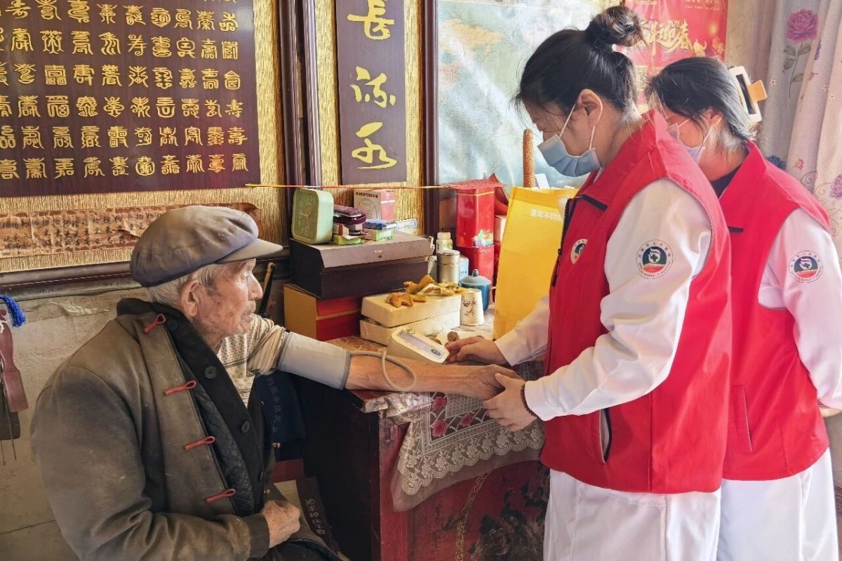 庆阳市检察院联合市人民医院赴镇原县武沟乡张岘村开展惠民义诊活动