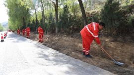 精修路肩细节 扮靓路域环境——华池公路段扎实开展路肩清理行动