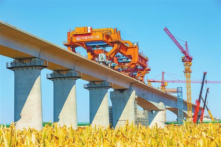 兰张三四线铁路武张段张掖西特大桥建设现场，工人在进行箱梁吊装作业。（通讯员杨永伟）