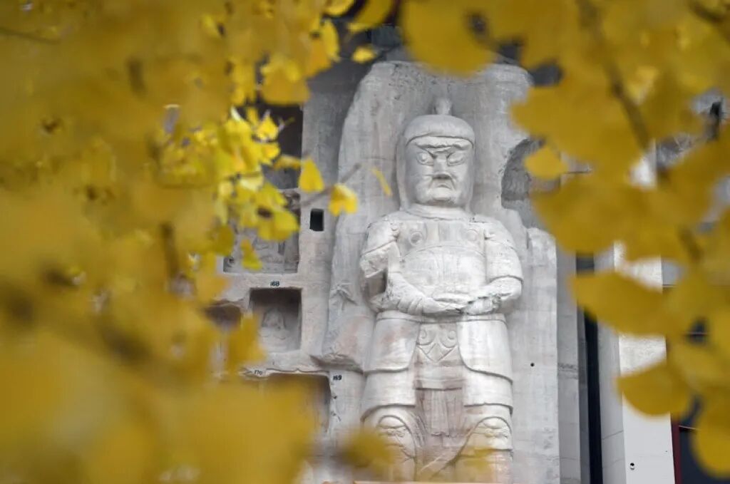 北石窟寺立在蒲河崖壁之上,千年造像被秋阳照得温润沉静。
