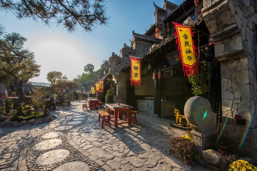 环州故城的青石板街巷、药王洞养生小镇的窑洞院落,也在秋风里显出最从容的模样。