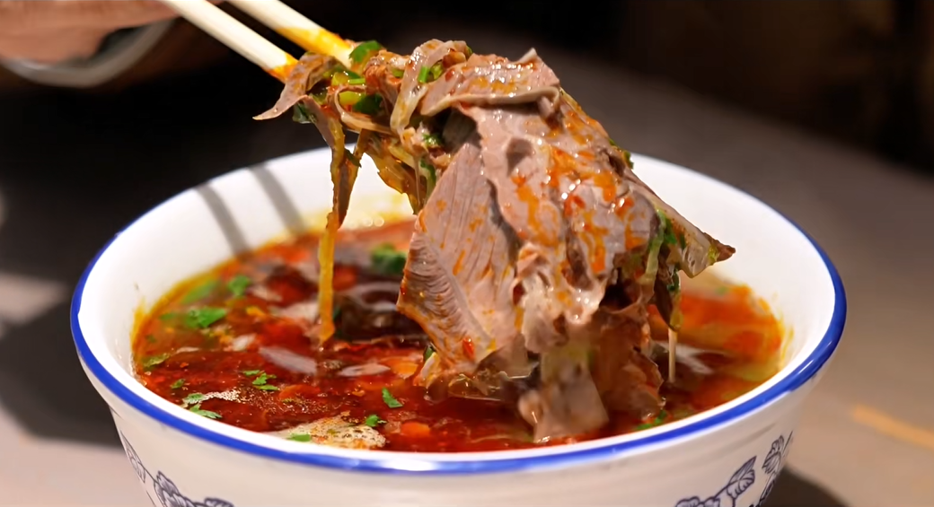 清晨一碗清汤羊肉,汤清肉鲜,暖透沟壑;