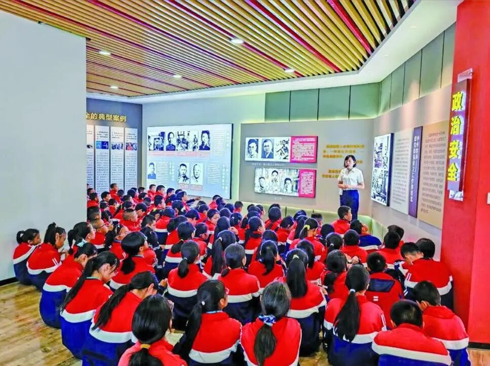 9月9日,区青少年活动中心联合地庄小学在国家安全教育基地开展“弘扬抗战精神 共筑国防长城”主题教育实践活动